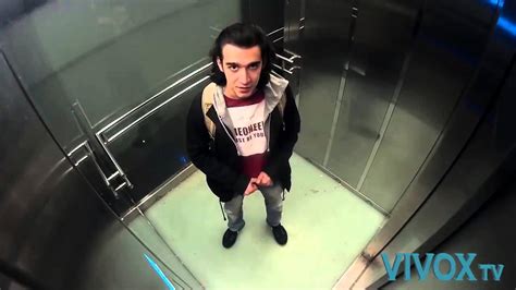 asansörde sıçma şakası